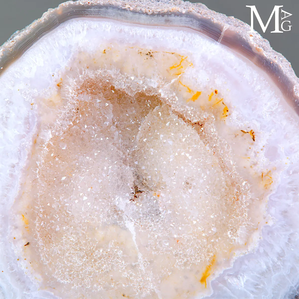 Fetta di Geode di Agata del Brasile su Supporto Decorativo.