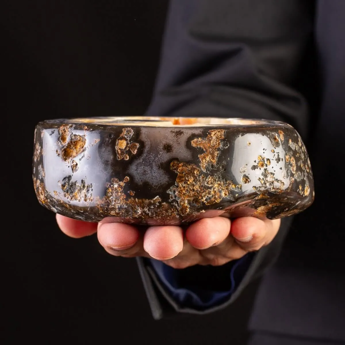 Geode in Agata Nera con Cristalli Crema.