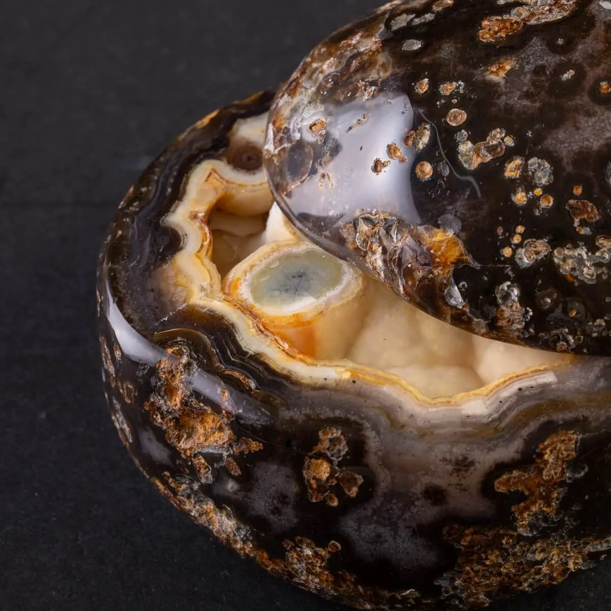 Geode in Agata Nera con Cristalli Crema.