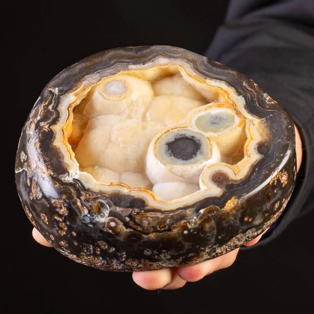 Geode in Agata Nera con Cristalli Crema.