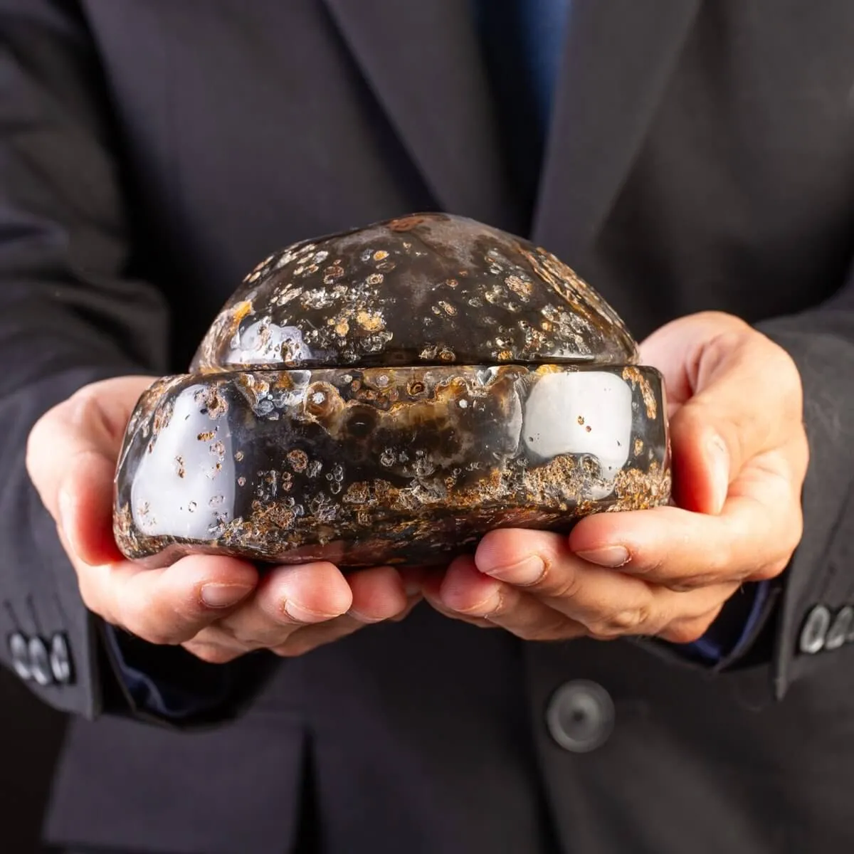 Geode in Agata Nera con Cristalli Crema.