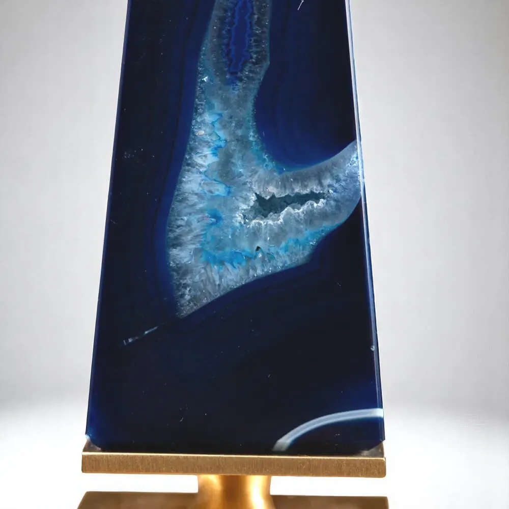 Obelisco in Agata Blu – Design Elegante su Base in Pietra e Ottone