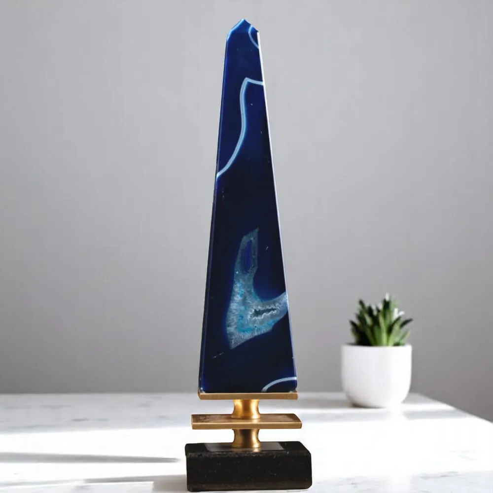 Obelisco in Agata Blu – Design Elegante su Base in Pietra e Ottone