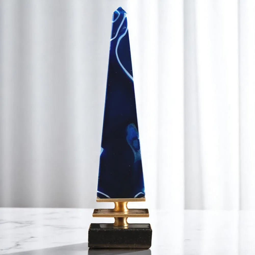 Obelisco in Agata Blu – Design Elegante su Base in Pietra e Ottone