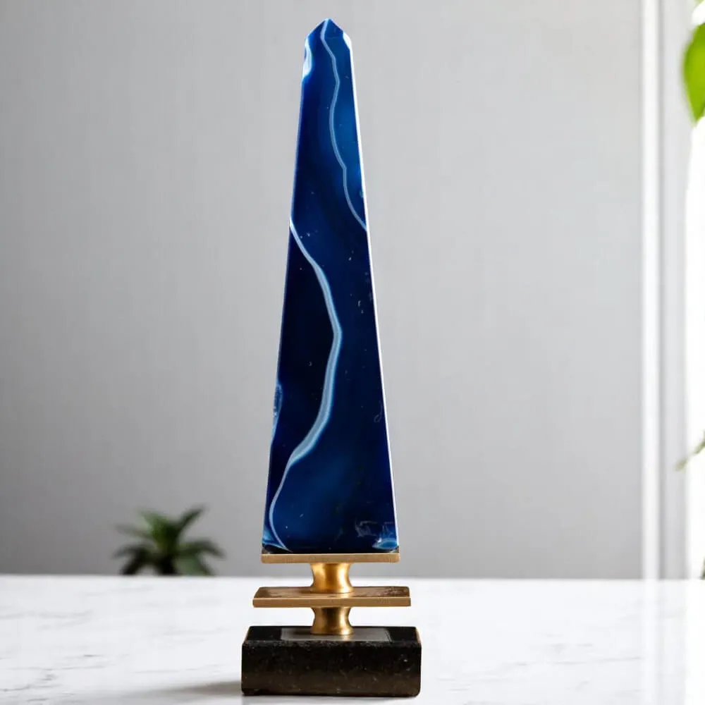 Obelisco in Agata Blu – Design Elegante su Base in Pietra e Ottone