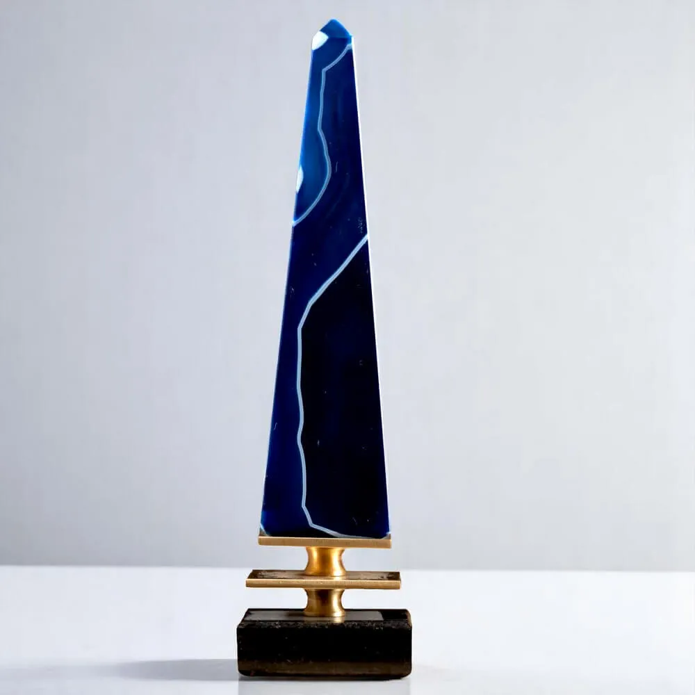 Obelisco in Agata Blu – Design Elegante su Base in Pietra e Ottone