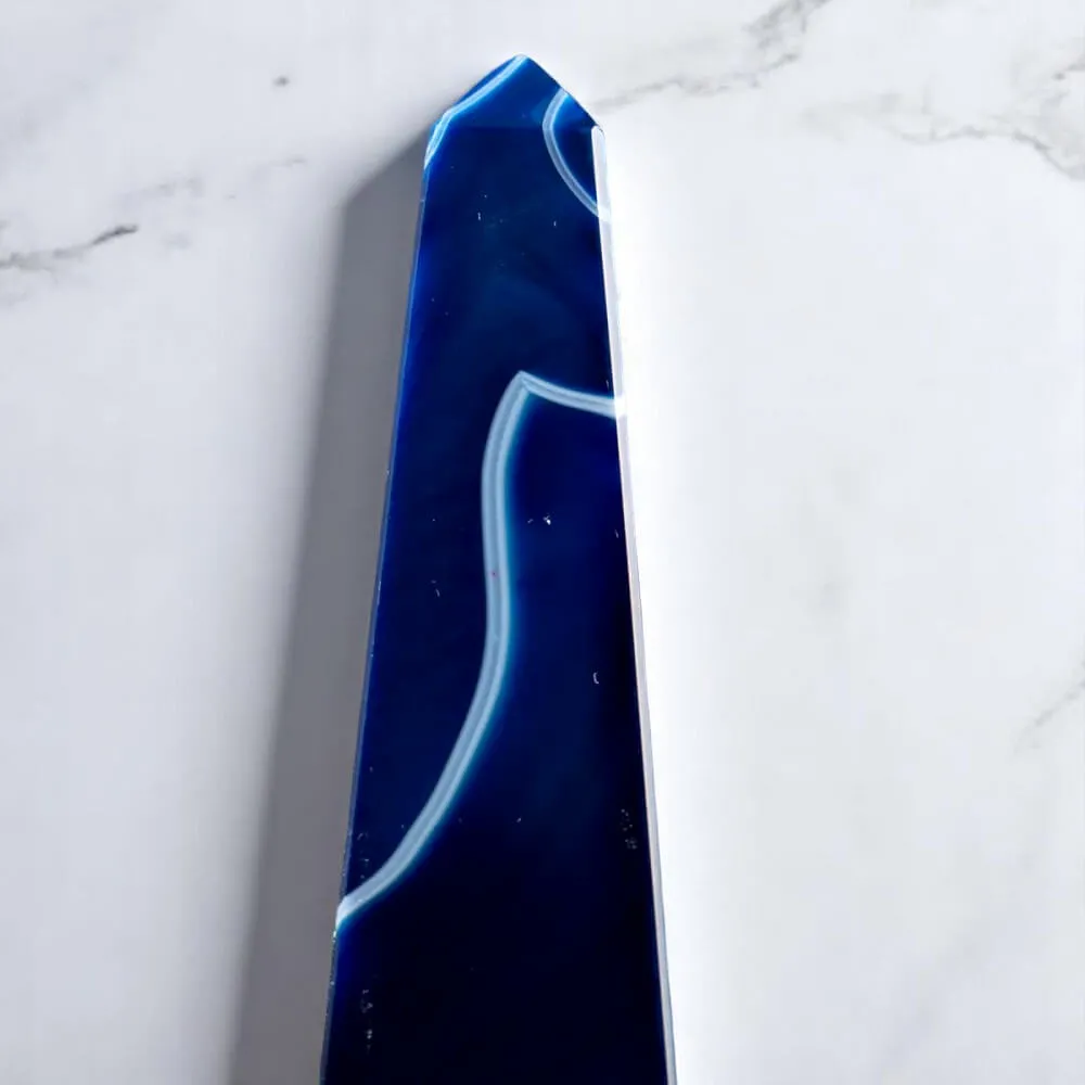 Obelisco in Agata Blu – Design Elegante su Base in Pietra e Ottone