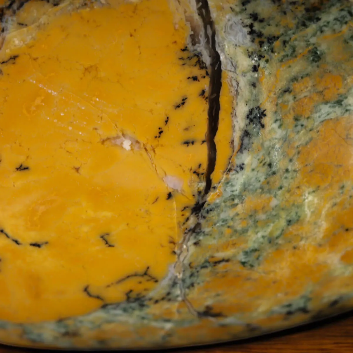 Shiva Lingam in Opale Dendritico – Simbolo di Connessione con la Terra.