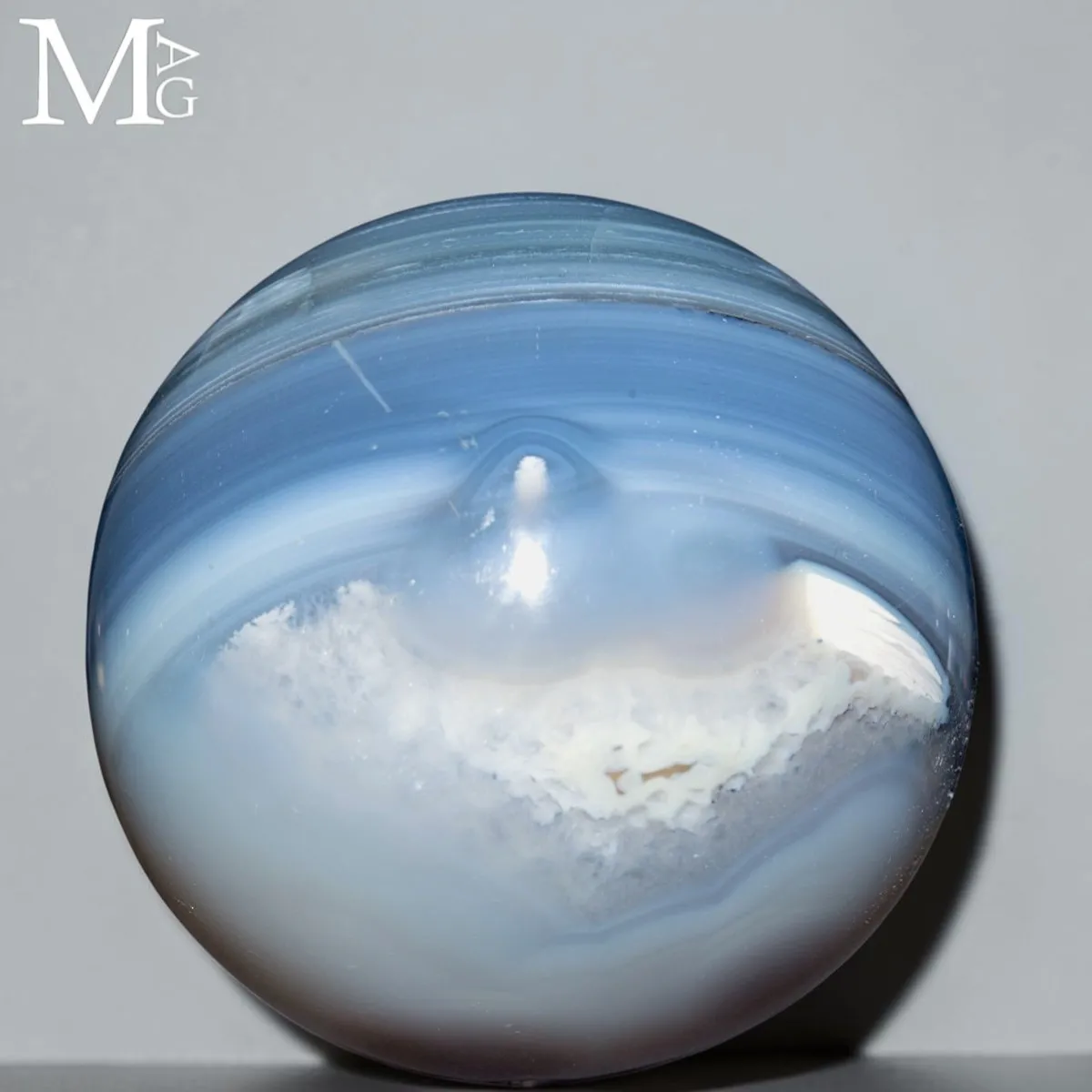 Sfera in Agata Azzurra a Bande – Un Mondo di Ghiaccio.