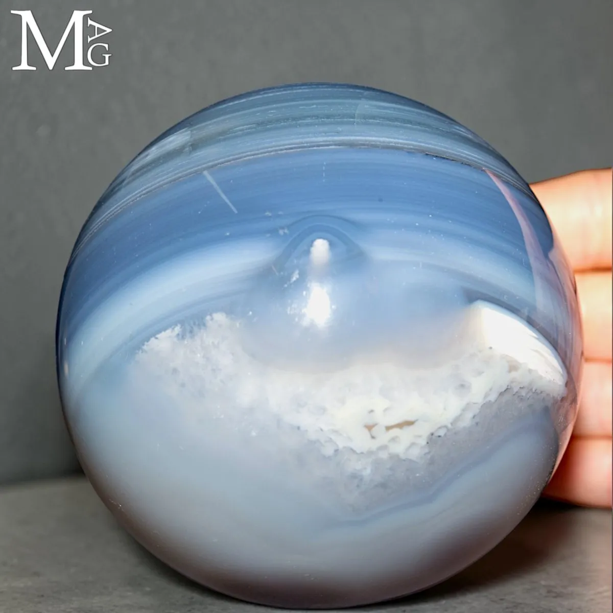 Sfera in Agata Azzurra a Bande – Un Mondo di Ghiaccio.