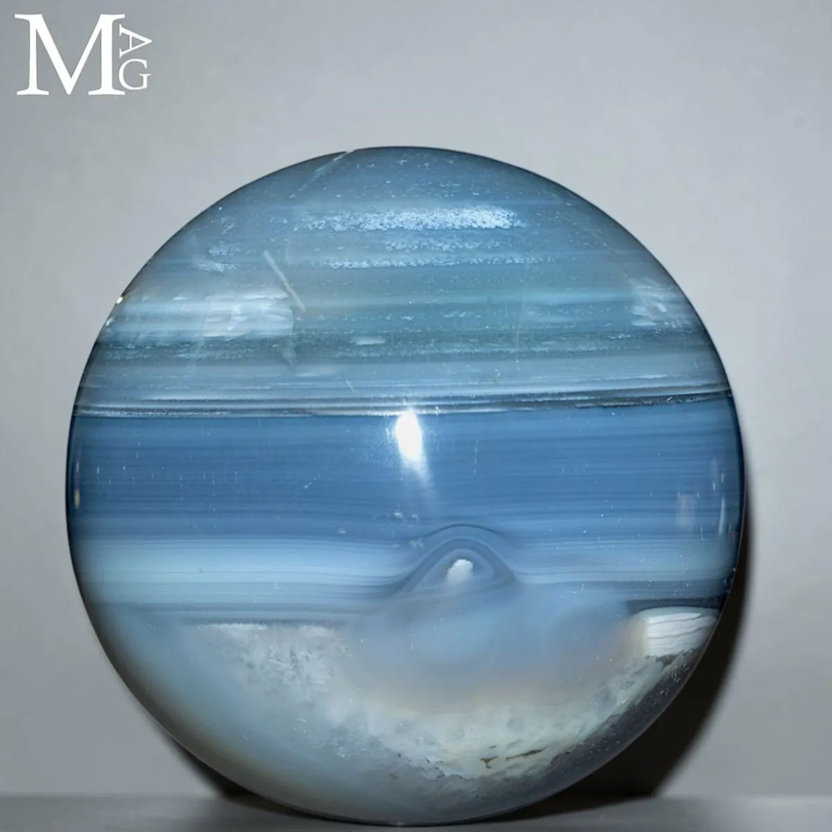 Sfera in Agata Azzurra a Bande – Un Mondo di Ghiaccio.