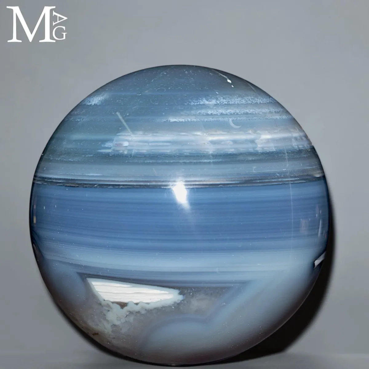 Sfera in Agata Azzurra a Bande – Un Mondo di Ghiaccio.