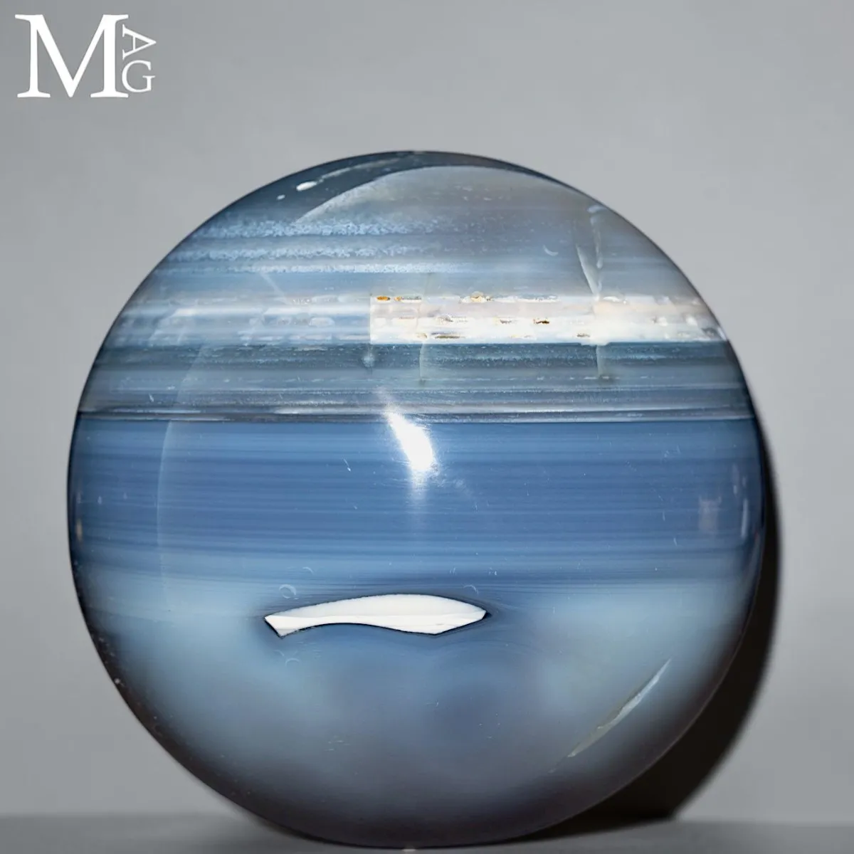 Sfera in Agata Azzurra a Bande – Un Mondo di Ghiaccio.