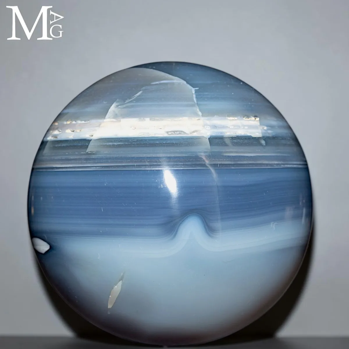 Sfera in Agata Azzurra a Bande – Un Mondo di Ghiaccio.