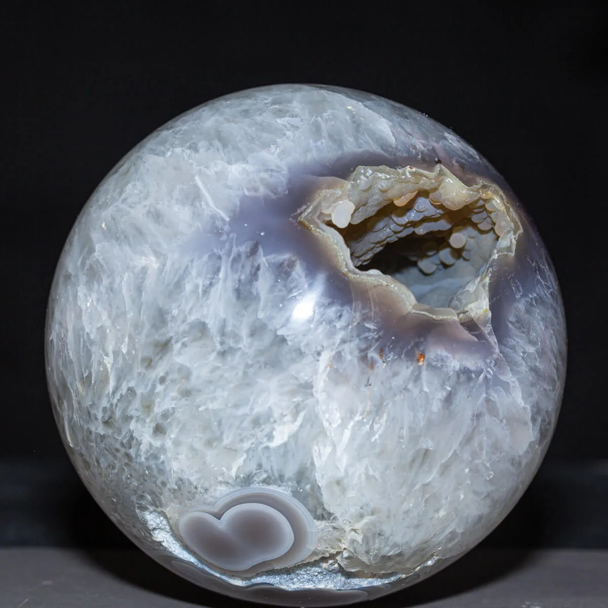 Particolare sfera di agata naturale,  per collezionisti.