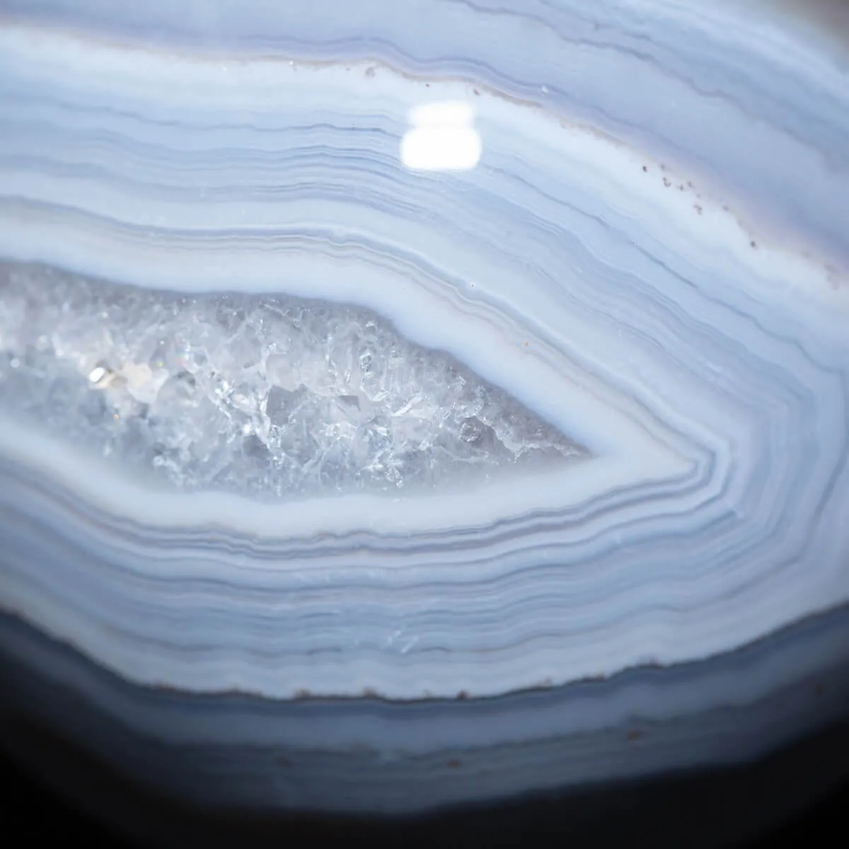 Sfera di Agata naturale a bande.