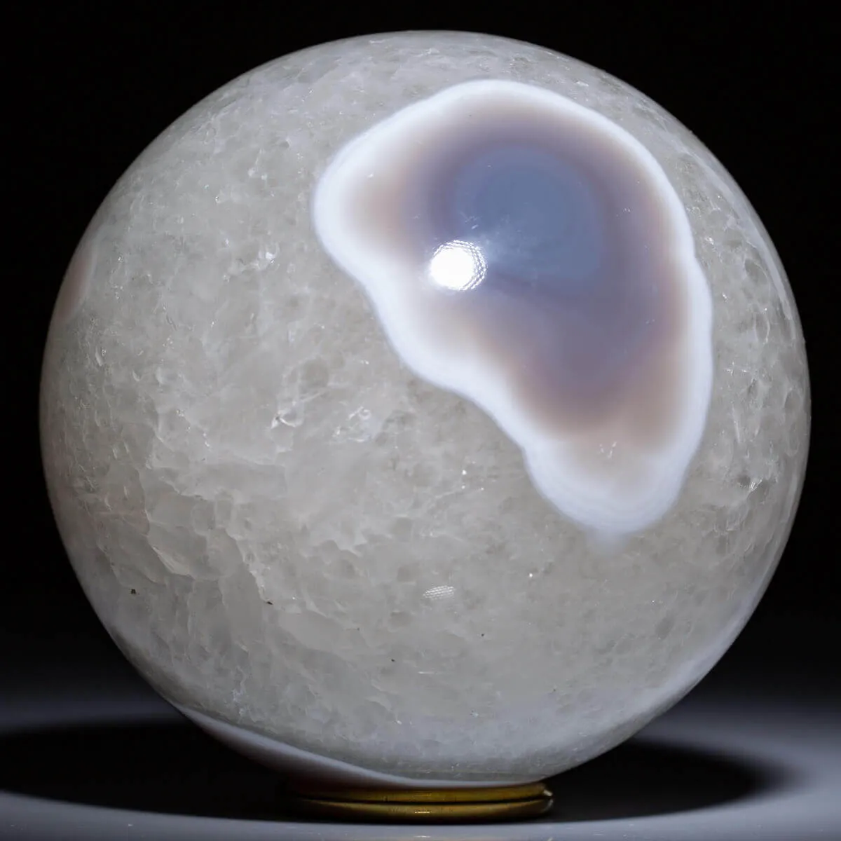 Sfera di Agata Bianca con Cristalli di Quarzo e Geode.