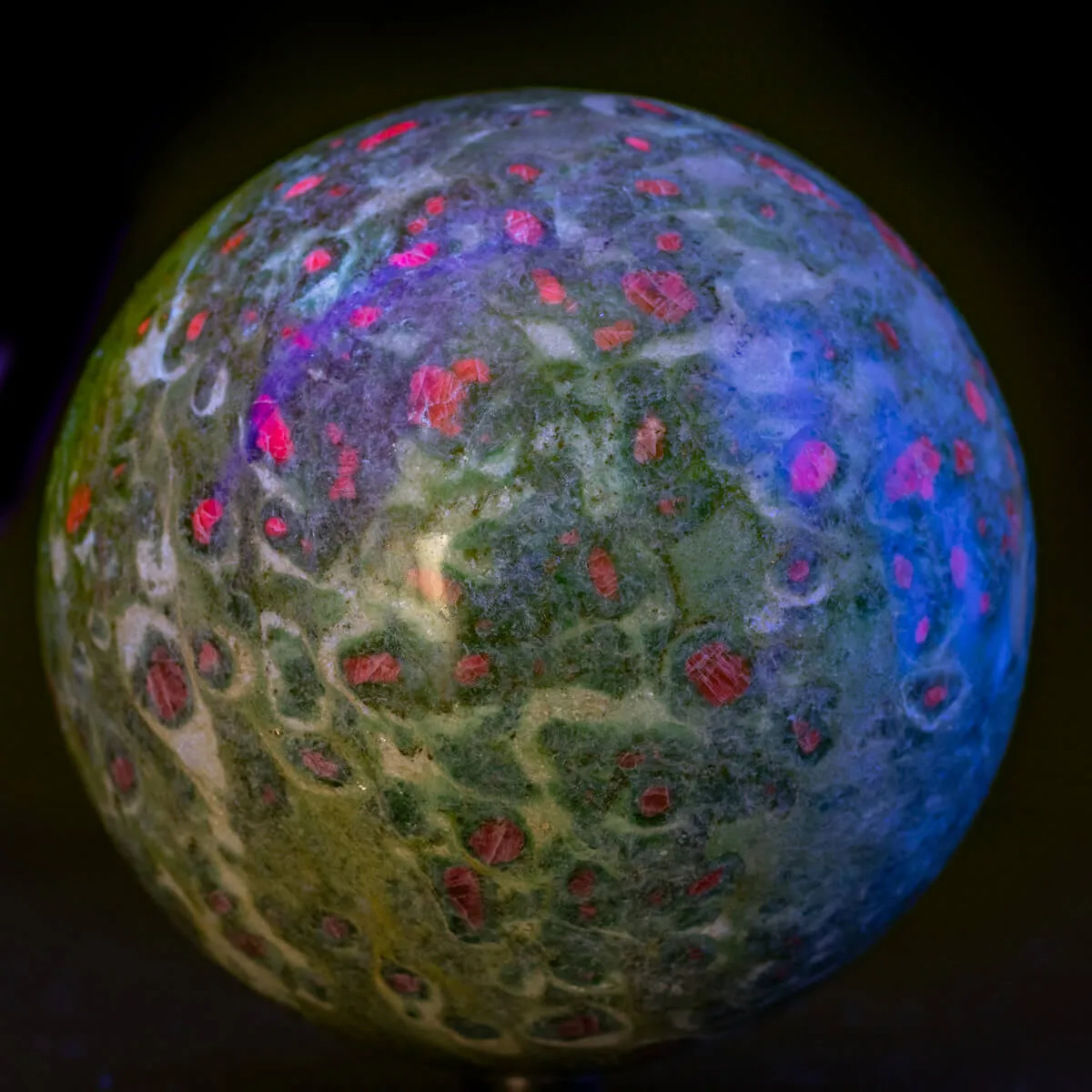 Sfera in Ruby Zoisite – Energia, Passione e Armonia.