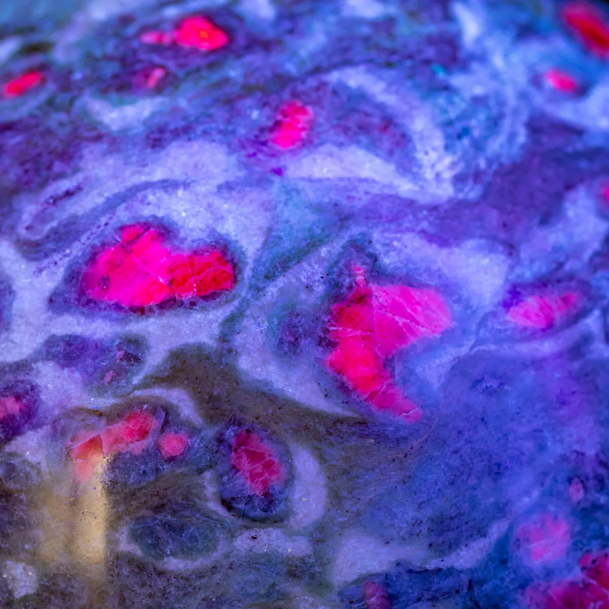 Sfera in Ruby Zoisite – Energia, Passione e Armonia.