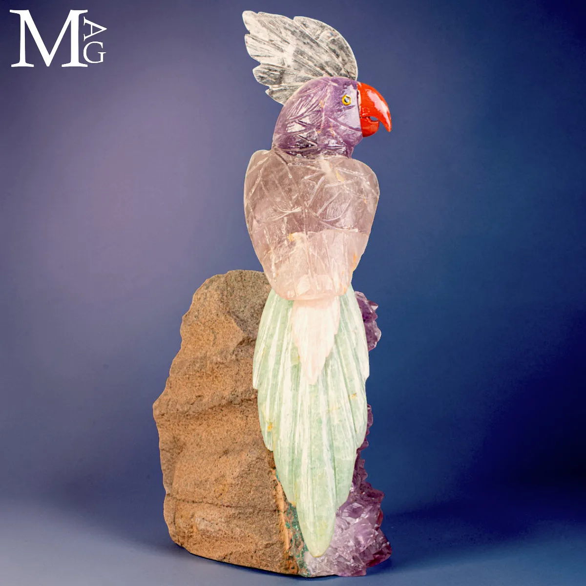 Scultura di Pappagallo in Ametista con Cresta in Quarzo su Drusa di Ametista.