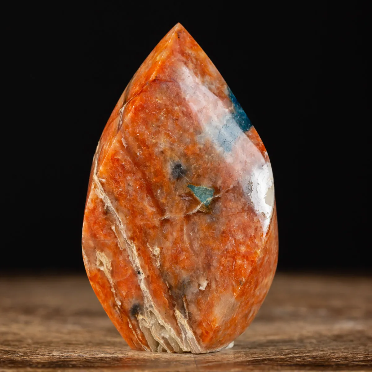 Intaglio in Calcite Arancione con Inclusione di Apatite Blu - Fiamma