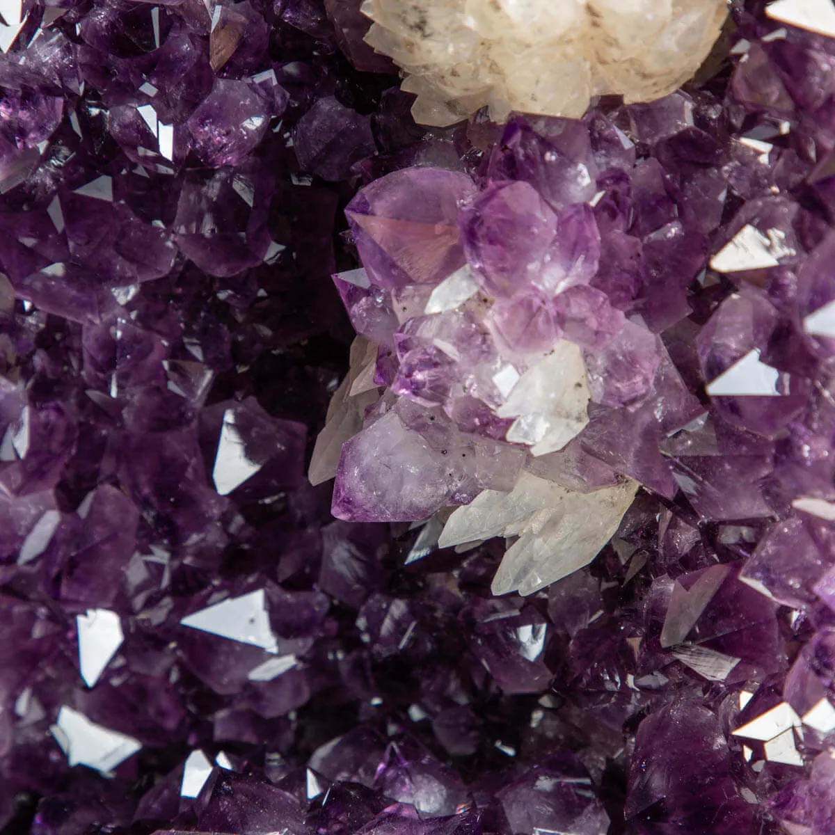 Geode di  Ametista - Grotta di cristalli Viola con Calcite