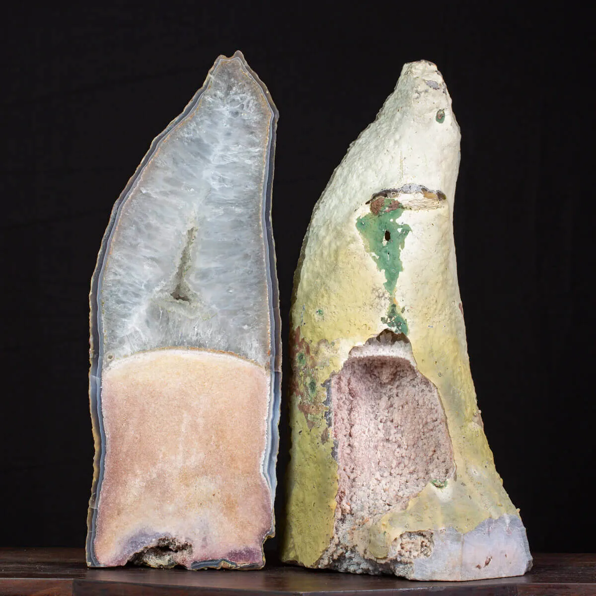 Particolarissimo Geode di Quarzo Ametista: Una Meraviglia Geologica a Doppia Formazione.