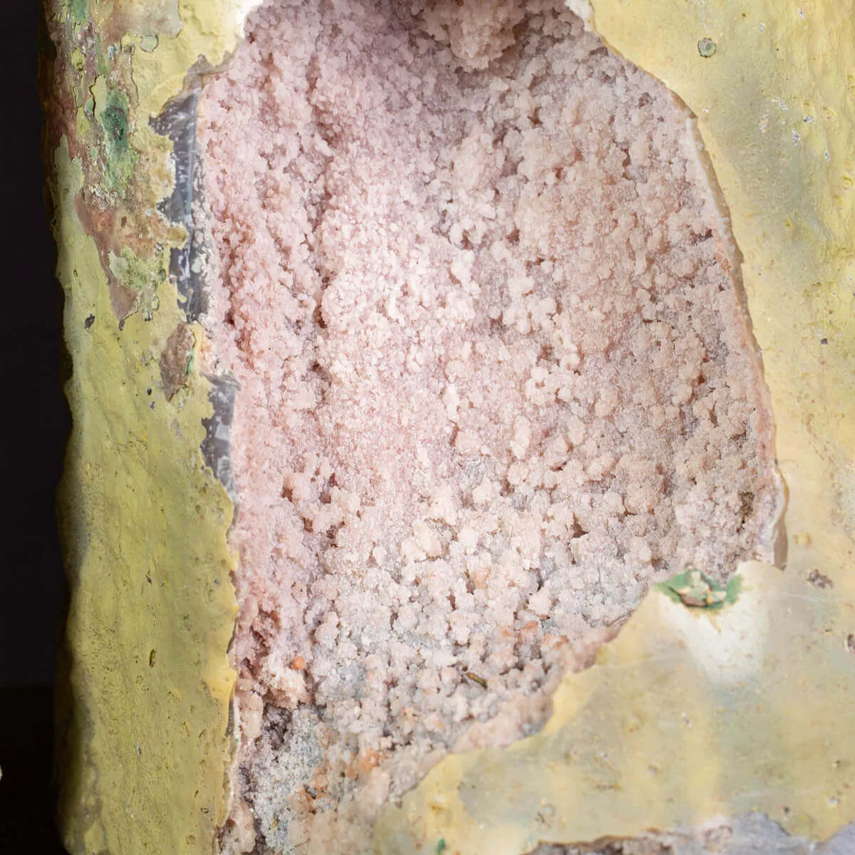 Particolarissimo Geode di Quarzo Ametista: Una Meraviglia Geologica a Doppia Formazione.