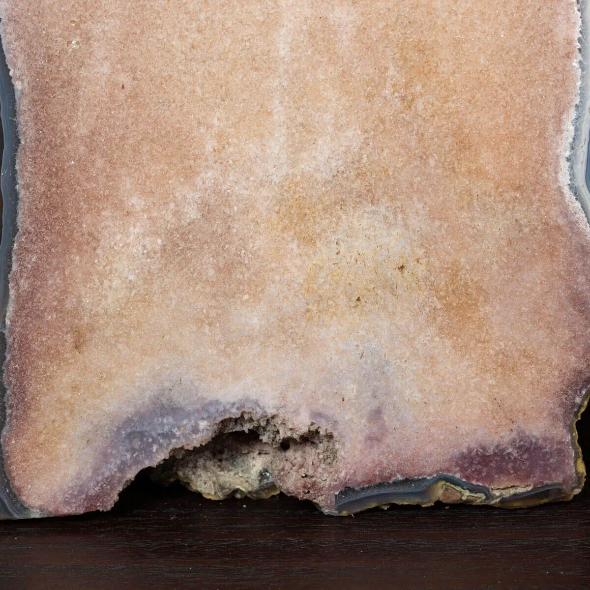 Particolarissimo Geode di Quarzo Ametista: Una Meraviglia Geologica a Doppia Formazione.