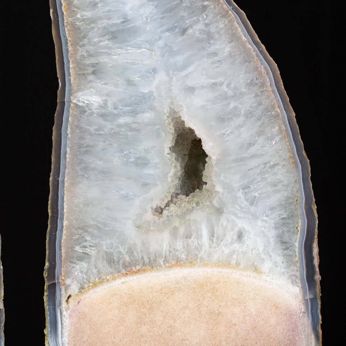 Particolarissimo Geode di Quarzo Ametista: Una Meraviglia Geologica a Doppia Formazione.
