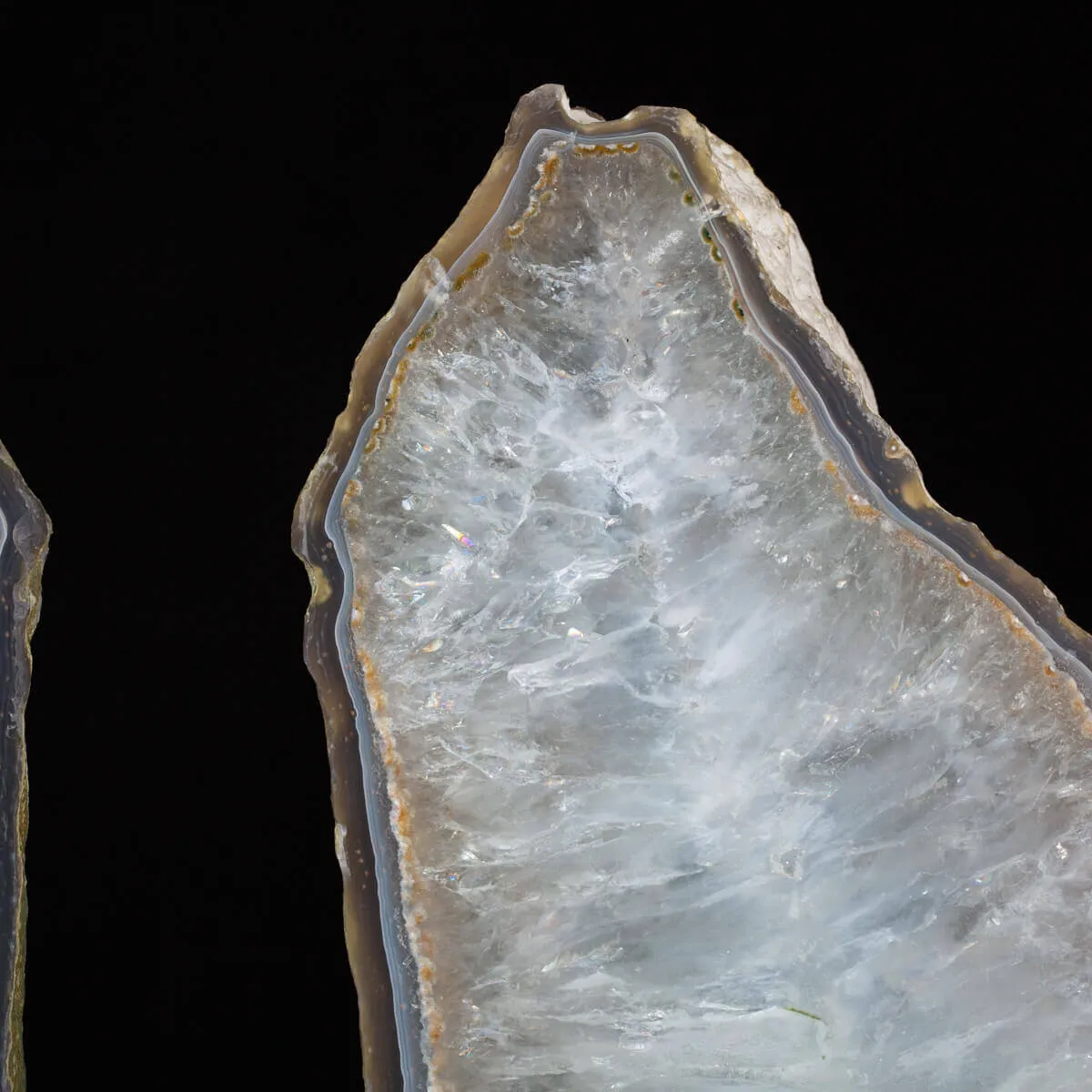 Particolarissimo Geode di Quarzo Ametista: Una Meraviglia Geologica a Doppia Formazione.