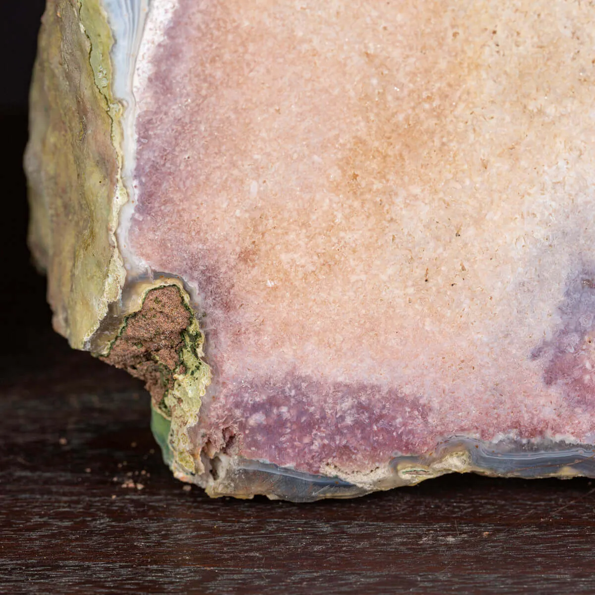 Particolarissimo Geode di Quarzo Ametista: Una Meraviglia Geologica a Doppia Formazione.