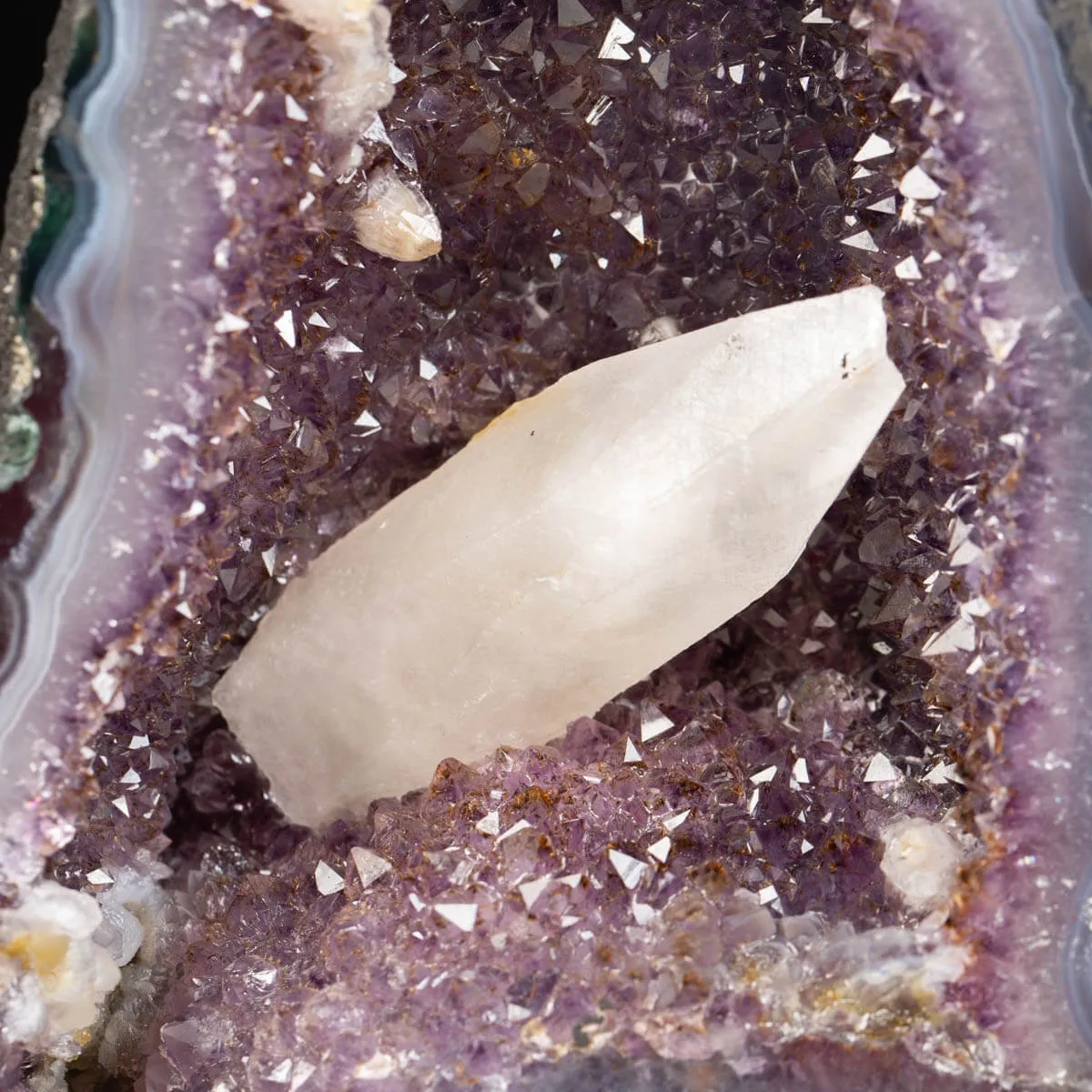Piccola grotta di  Ametista con cristallo di Calcite