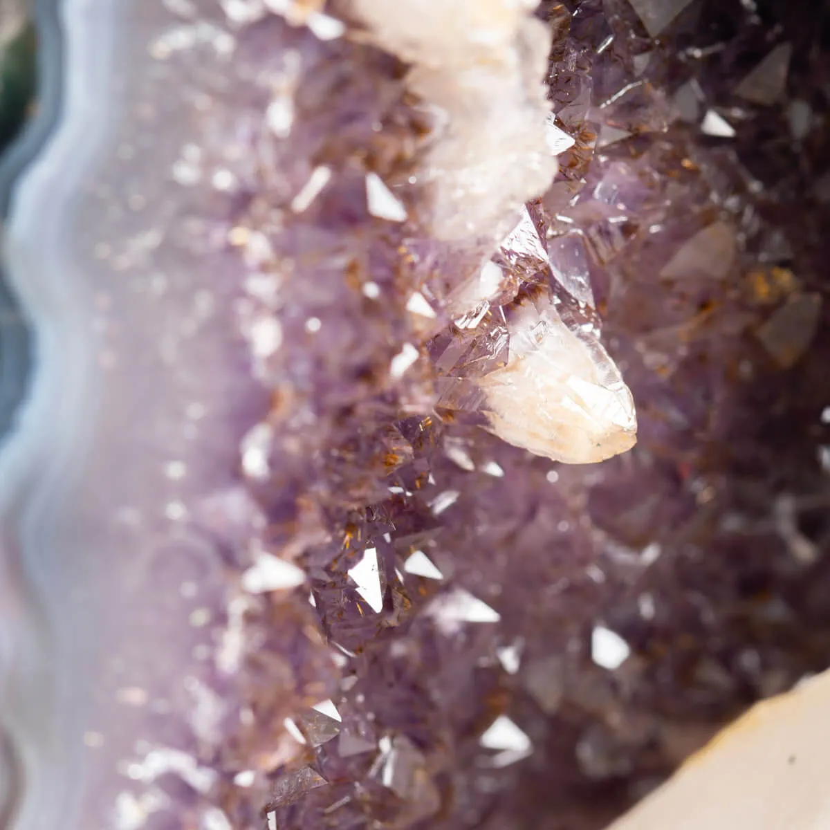 Piccola grotta di  Ametista con cristallo di Calcite