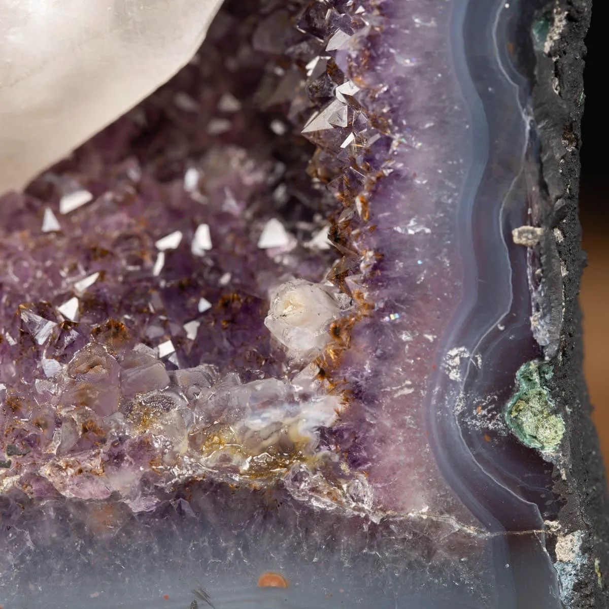 Piccola grotta di  Ametista con cristallo di Calcite