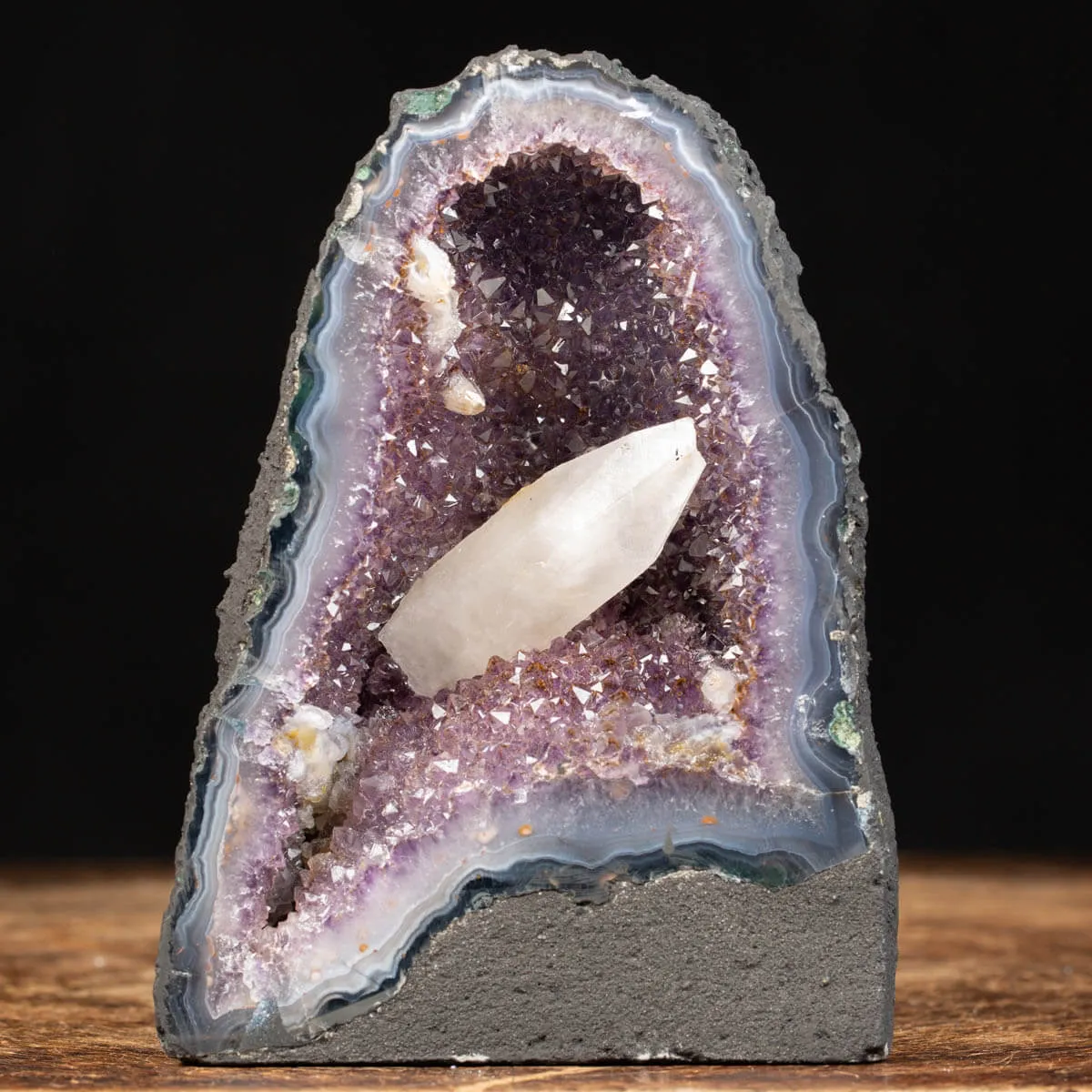 Piccola grotta di  Ametista con cristallo di Calcite