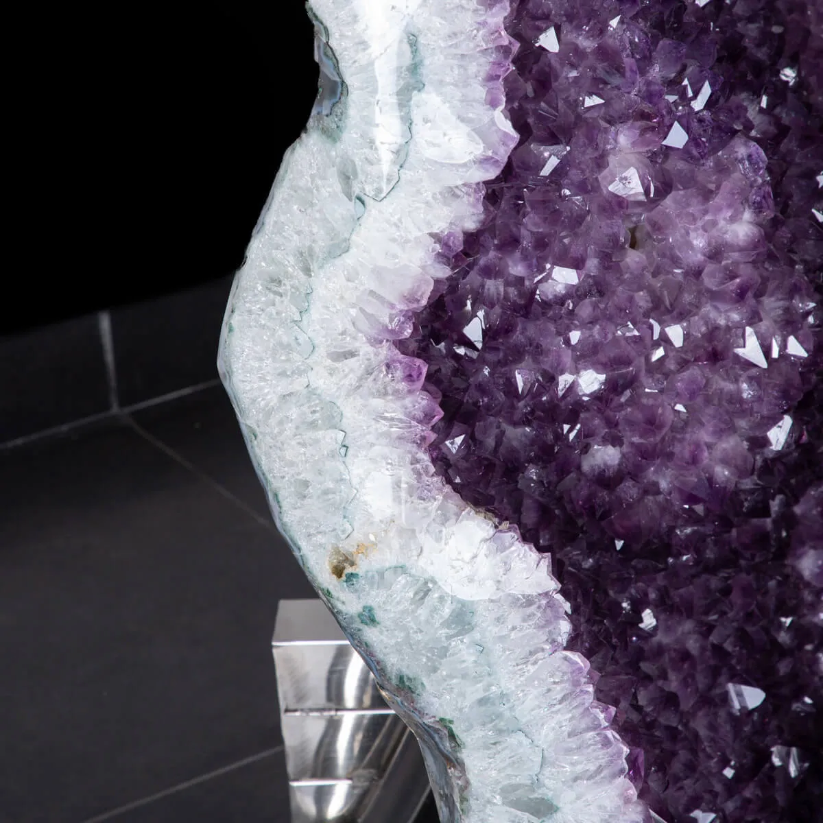 Geode di Ametista Unica nel suo Genere - Qualità Museale, una Meraviglia Naturale Rivelata.