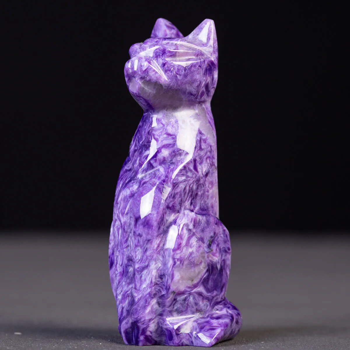 Scultura in Charoite di un Gatto Sacro.