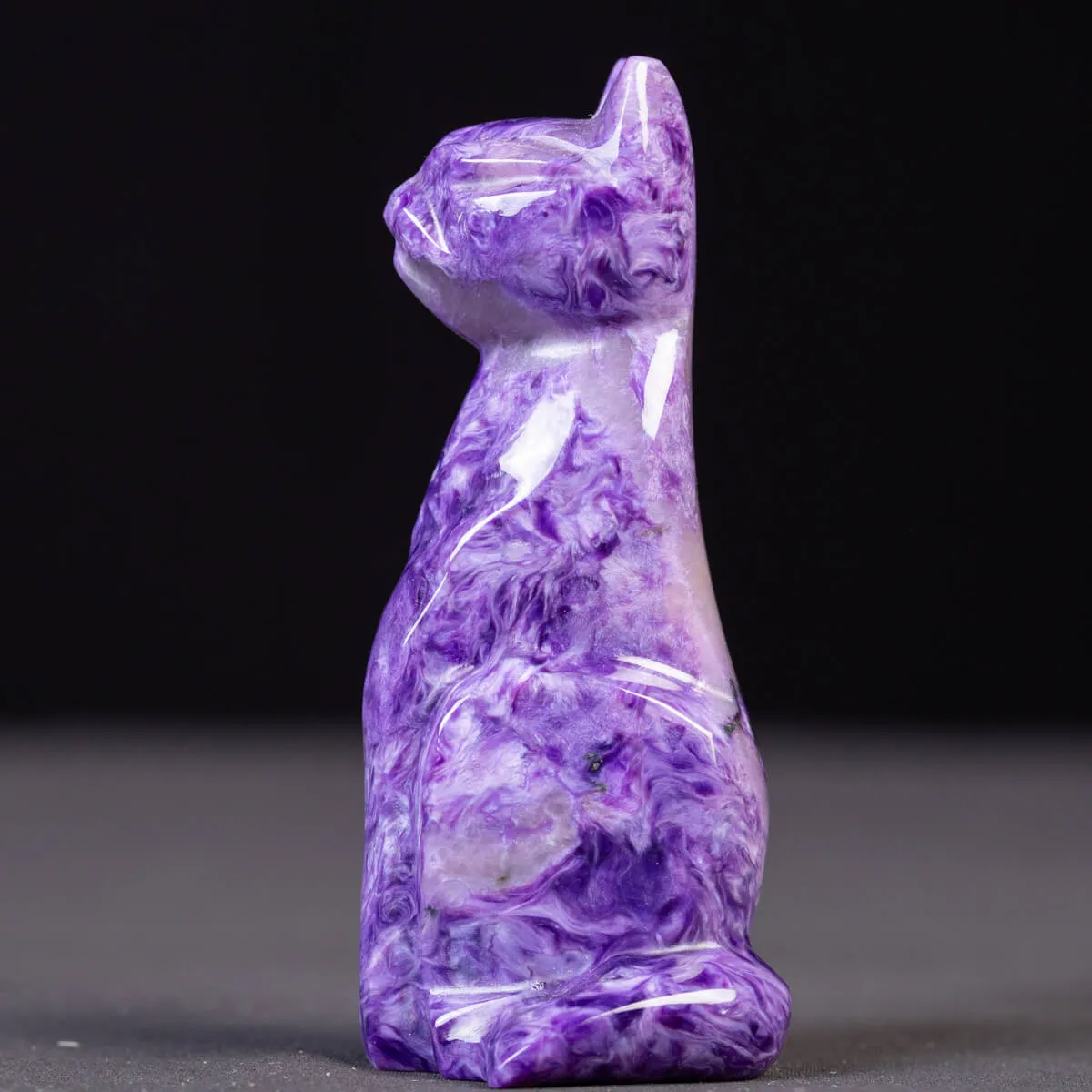 Scultura in Charoite di un Gatto Sacro.