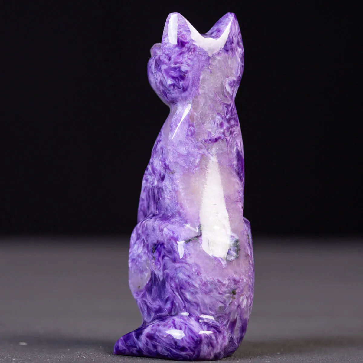 Scultura in Charoite di un Gatto Sacro.
