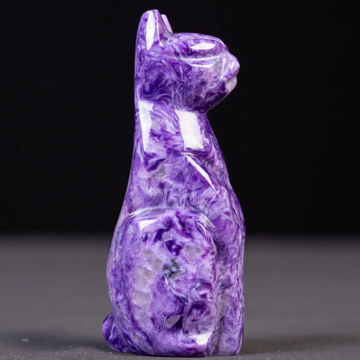 Scultura in Charoite di un Gatto Sacro.