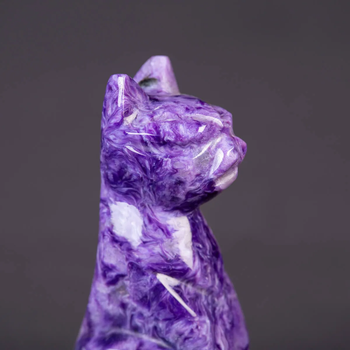 Scultura in Charoite di un Gatto Sacro.