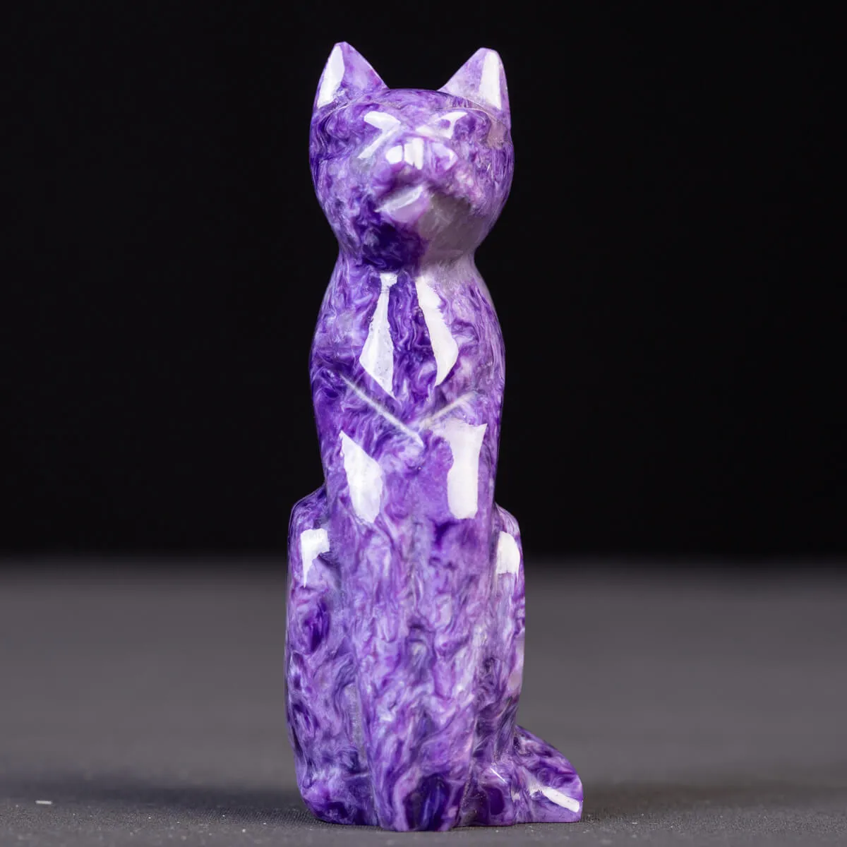 Scultura in Charoite di un Gatto Sacro.