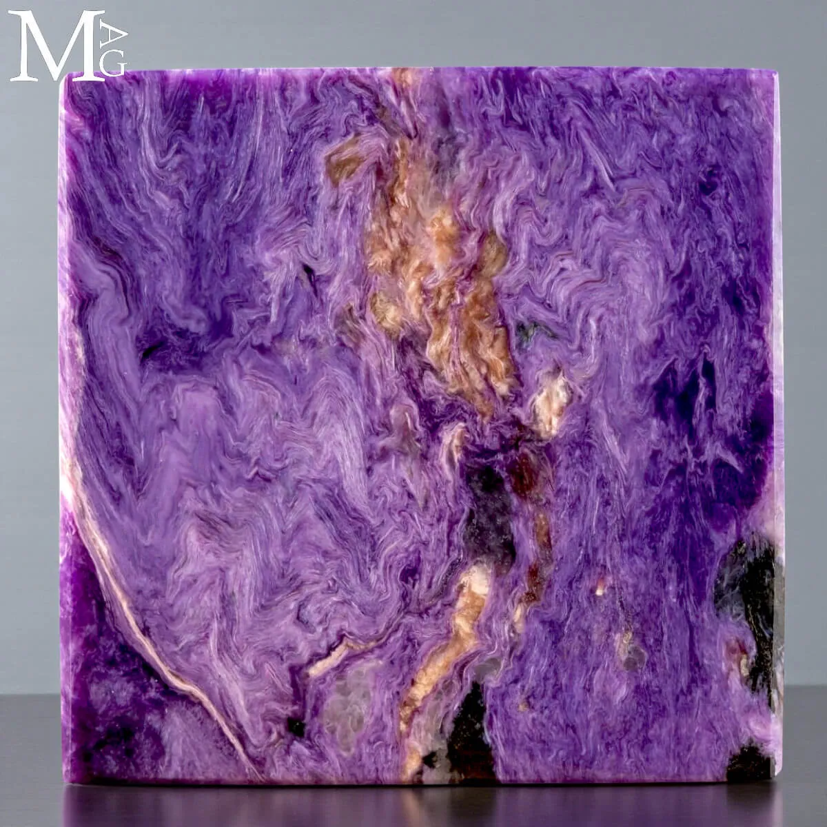 Cubo in Charoite  della Siberia.
