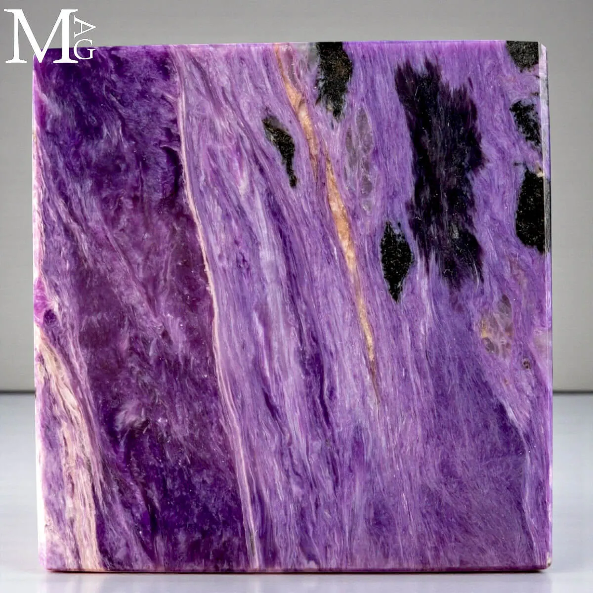Cubo in Charoite  della Siberia.
