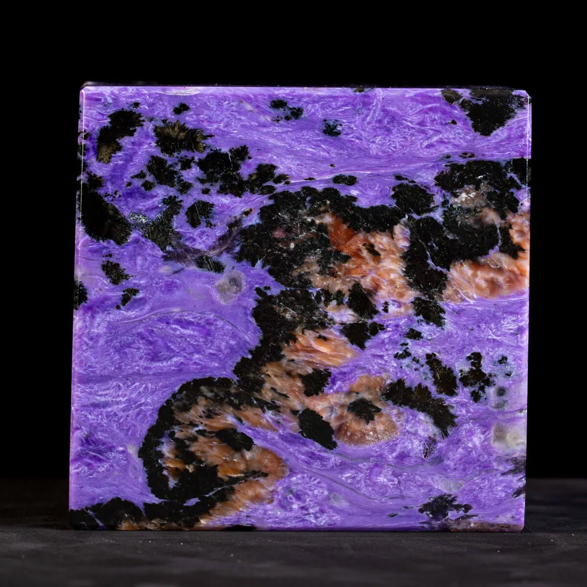 Straordinario Cubo in Charoite