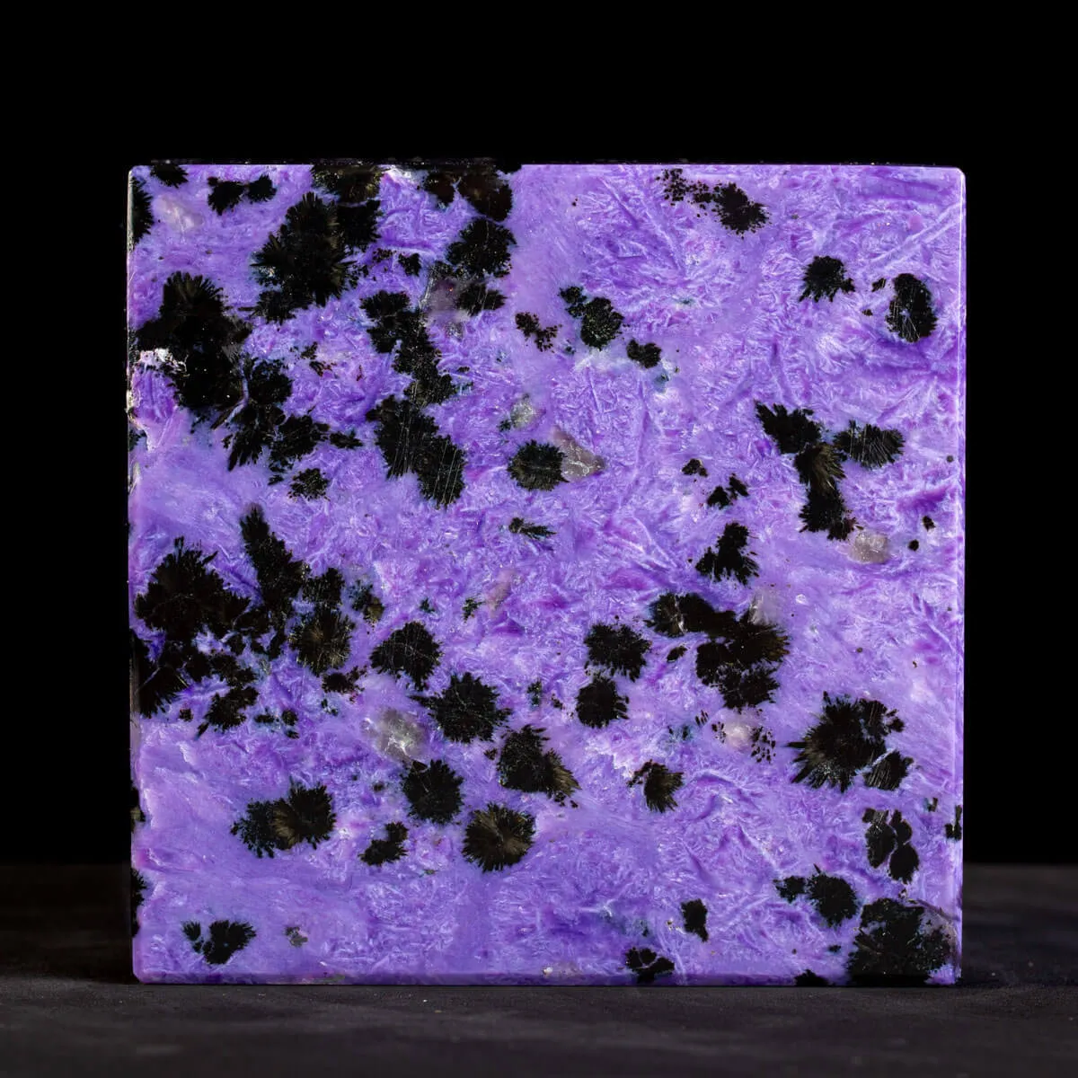 Straordinario Cubo in Charoite
