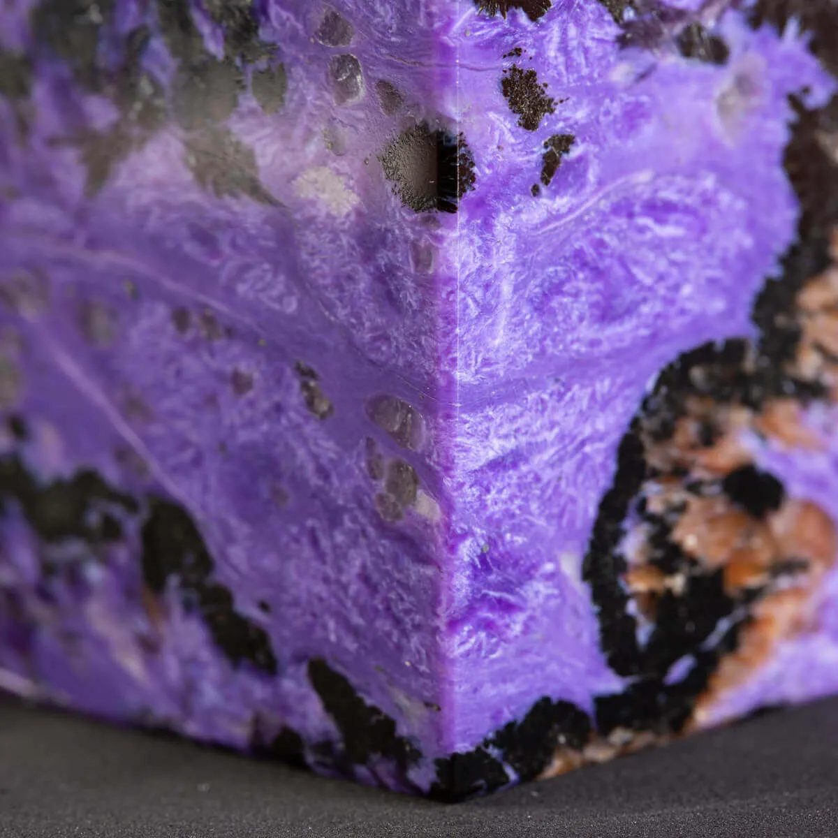Straordinario Cubo in Charoite