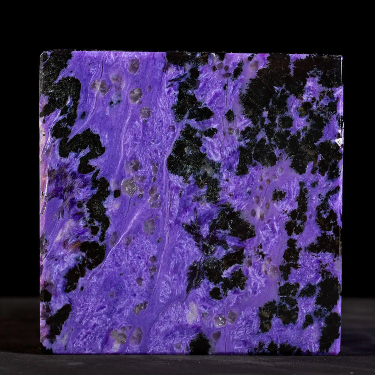 Straordinario Cubo in Charoite
