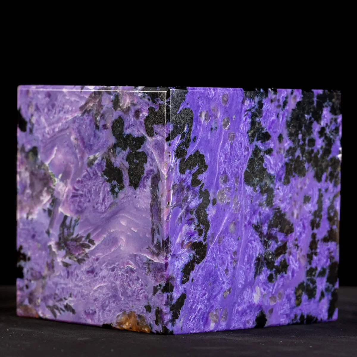 Straordinario Cubo in Charoite
